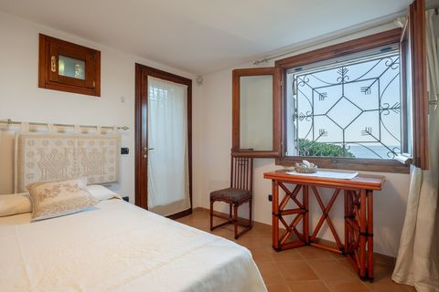 Detached apartment below veranda - Queen size bed