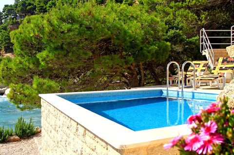 Pool to the right, sea and the beach just few steps below, stuck in the middle