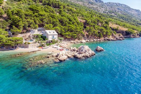 Bird’s-eye view of the villa with pristine waters, highlighting its beauty and exclusive location.