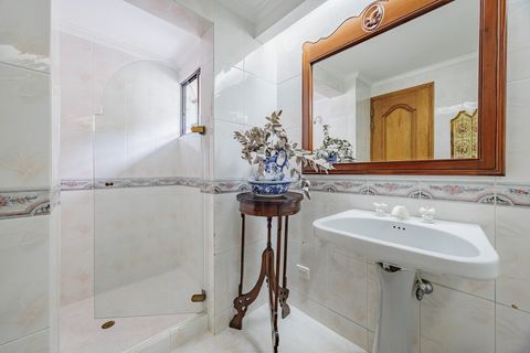 Baño social con espectaculares cansados de lujo y jardinera natural.