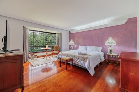 Habitación principal con luces indirectas acabados premium, madera brasileña importada, cama king, walking closet, baño privado, TV inteligente y cortinas blackout para que descanses en la tranquilidad del campo pero a solo minutos de la ciudad.