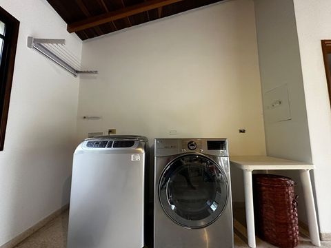 Laundry area with washing machine and dryer with IA.