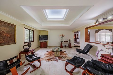 Casa Luxe Living* tiene en su sala de TV sofás en cuero que denotan la elegancia de esta increíble casa de campo.