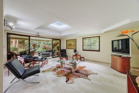 La Casa Luxe Living* tiene una sala de televisión muy amplia para ver tus programas favoritos.
