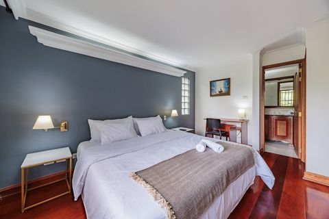 Habitación con TV smart, walking closet, baño privado, escritorio, madera brasileña importada, blackout y acabados de lujo.