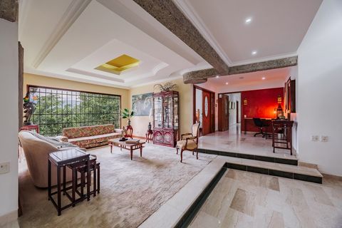 La sala está cerca de la entrada principal y tiene acabados espectaculares.