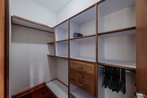 Walking closet amplio privado.