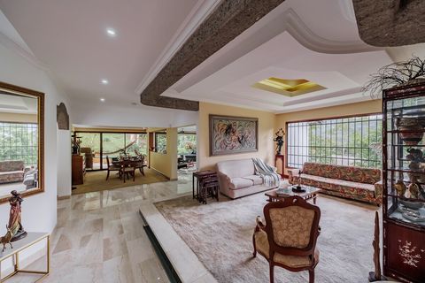 Sala elegante atemporal con obras de arte.