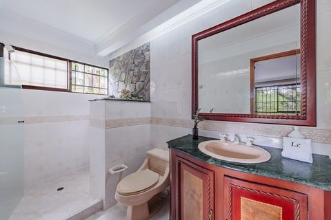 Baño en la segunda habitación con jardinera natural y espacioso.