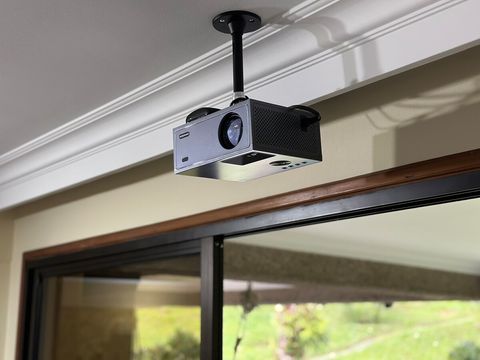 Esta sala cuenta con un proyector en el que puedes ver películas y poner tus vídeos favoritos de música en la noche y disfrutar con tu grupo de amigos o familia en una proyección de 110 pulgadas.