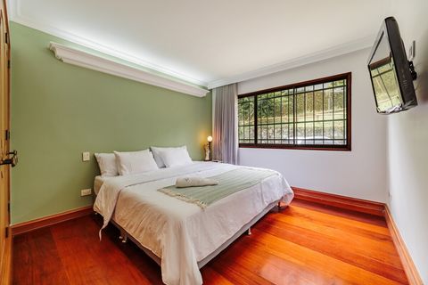 Habitación con TV con Roku, cama King, closet, madera brasileña importada, cortinas 100% blackout y acabados de lujo.