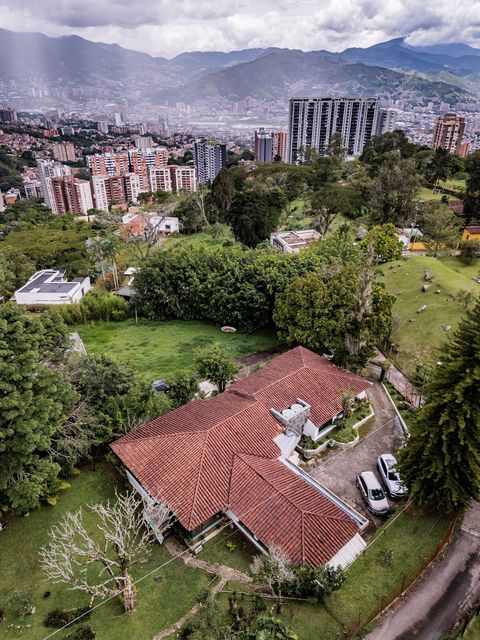 Luxe Living* House and mansion in nature but just minutes away from the city. 