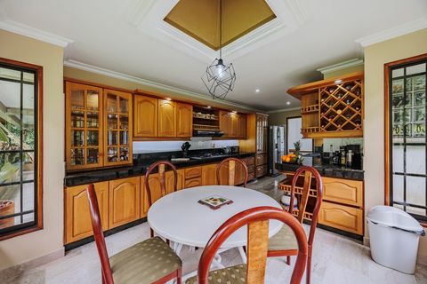Cocina con comedor auxiliar para que disfrutes con tu familia o amigos mientras cocinan.