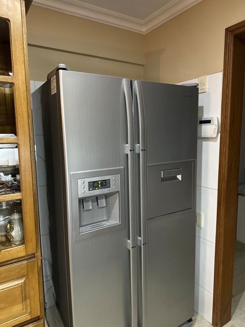 Nevera con congelador amplia con fabricador d e hielo y dispensador de agua.