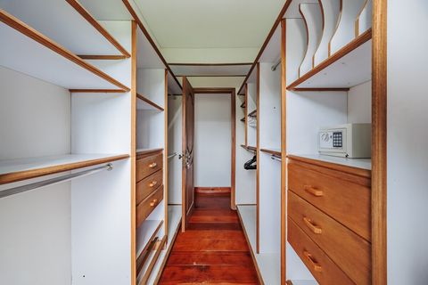 Walking closet con caja fuerte y mucho espacio.