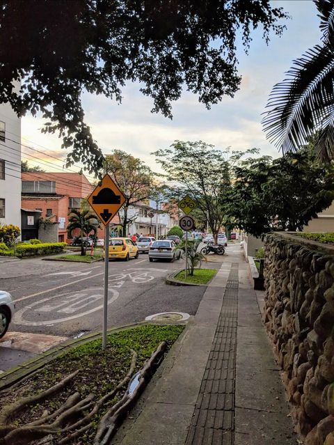 Calle afuera del edificio.