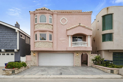 Plenty of Parking in Garage and Driveway Convenience and ample parking ensure your arrival is as seamless as your stay.