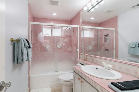 Ground Floor Bathroom with Full Bath/Tub Combination Unwind in this spacious bathroom featuring hotel-quality towels and luxurious bath amenities for a spa-like experience.