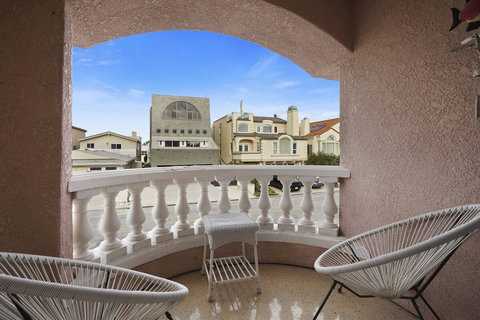Balcony Off the Nook Step out to the balcony for fresh air and ocean views while planning your day.