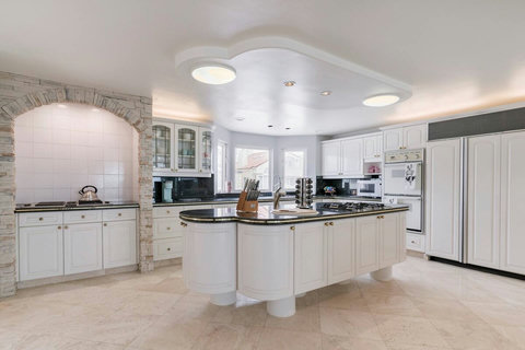 Two Cooktops Double the cooktops, double the fun. Prepare elaborate meals with ease in this chef’s paradise.
