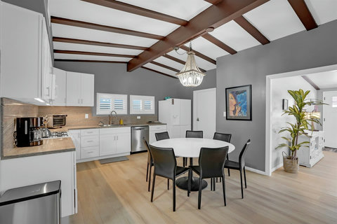 Open-concept dining and kitchen space keeps the conversation flowing from breakfast to dinner.