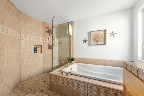 King bathroom with jetted tub