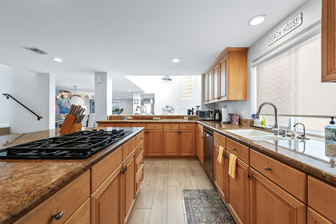 From family dinners to casual brunches, this kitchen has you covered.