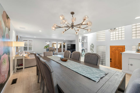 Dining area seats 8+ – ideal for family meals or hosting friends