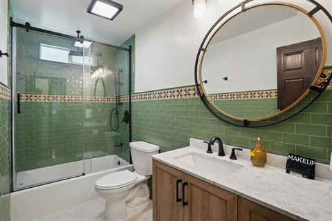 Upper Main bathroom