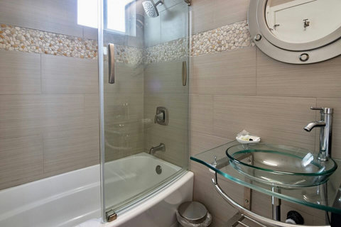 Private Ensuite for Garden Bedroom Enjoy privacy and convenience in this ensuite bath, attached directly to the garden-facing queen bedroom.
