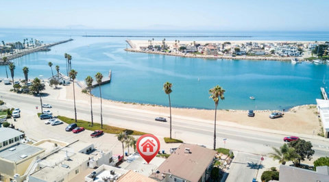 Waterfront Retreat: Immerse yourself in stunning views and tranquil seaside charm!  