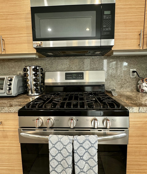 Gas Stove & Oven for the Home Chef Cook like you’re at home—or better. A full-size gas range is ready for your favorite meals.
