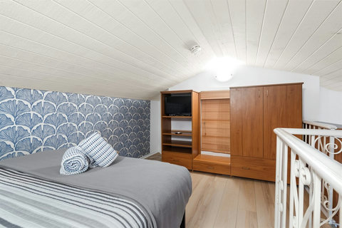 Third Floor Office Queen Bed, Smart TV, A/C