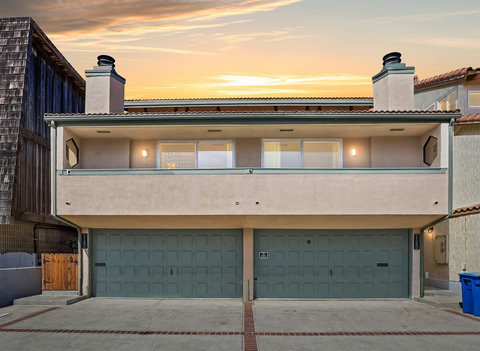 Side-by Side townhomes, just one house from the sand