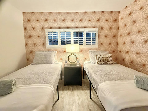 Ground floor bedroom with 2 twin beds