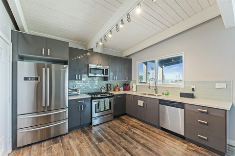 Kitchen Fully equipped with modern appliances and ample counter space, the kitchen invites you to prepare gourmet meals or simple beachside snacks with ease.