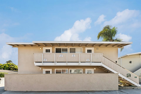 4 Lofts 1/2 Block to the Beach