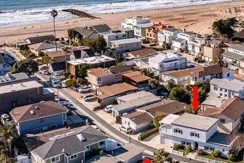 Just 2 minutes to the beach! Nestled on a quiet cul-de-sac, safe for kids to explore. Enjoy a peek-a-boo view from the expansive upper deck