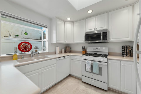 Sleek, contemporary kitchen perfect for cooking and entertaining