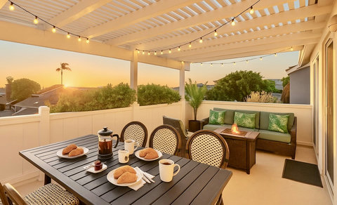 Wake up to birds, salty air and crashing waves. Morning coffee and a relaxed deck with peek-a-boo water view. Perfect place to plan your day!