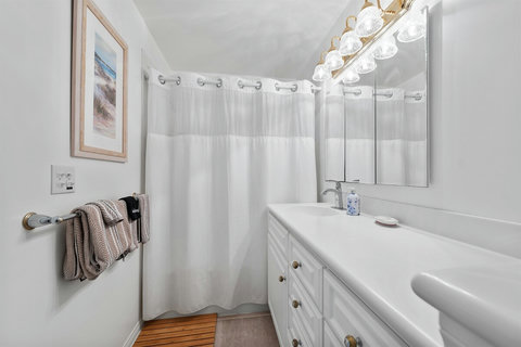 Ensuite bathroom in Queen bedroom has shower/tub combination