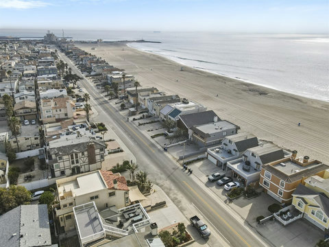 This luxury vacation rental is perfectly positioned across from Silver Strand Beach—walk to the ocean in under a minute.