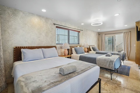 Queen bedroom and twin beds share the bathroom—perfect for kids or cousins.