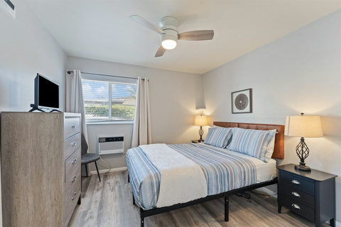 Comfy Queen Bedroom with Hybird mattress, smart TV, noise machine, A/C
