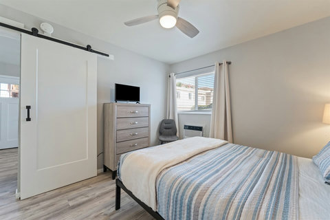 Comfy Queen Bedroom with Hybird mattress, smart TV, noise machine, A/C