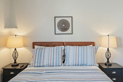 Comfy Queen Bedroom with Hybird mattress, smart TV, noise machine, A/C