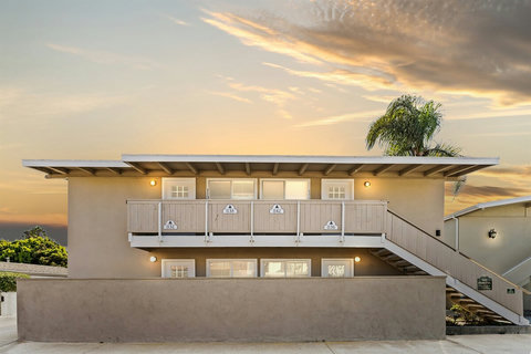 4 Lofts, 1/2 block to the beach