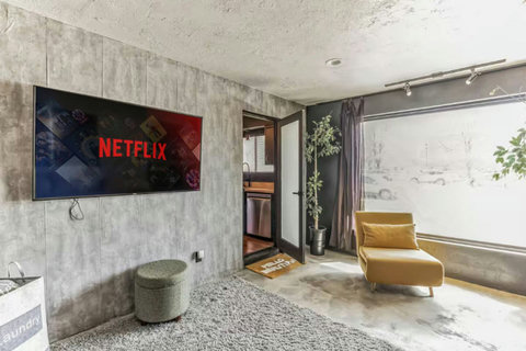 [Theatre room] Smart TV & comfortable seating