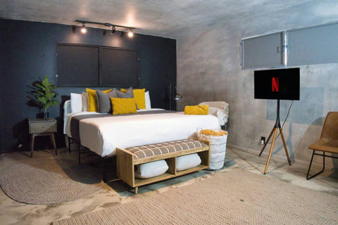 [Master Bedroom] King bed, TV & ensuite bathroom
