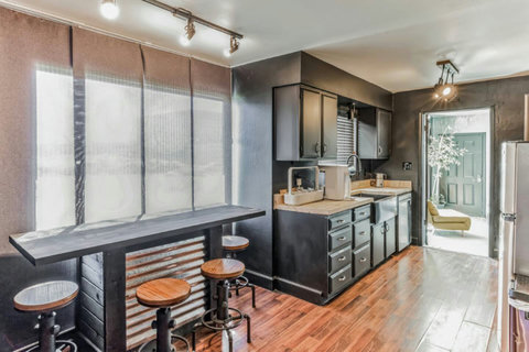 [Dining area] Contemporary breakfast bar